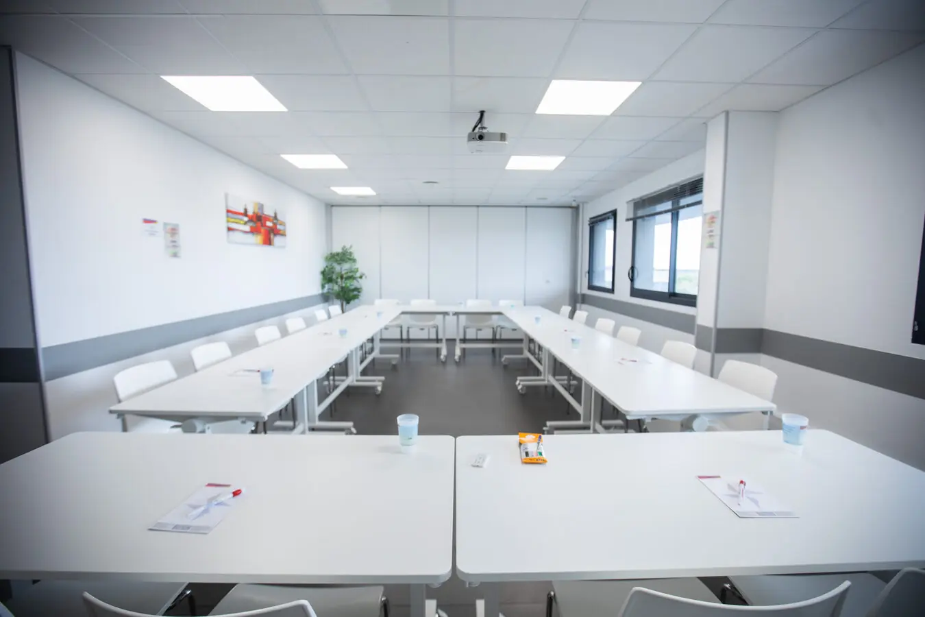 Petite salle de réunion blanche Garosud Montpellier — confidentielle 2 à 6 personnes table ronde
